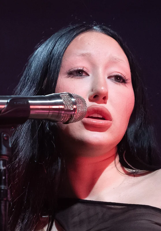 Carta Natal de Noah Cyrus Sol en Capricorn, Luna en